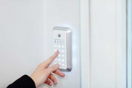 Gebruik de SOS-knop op het bedieningspaneel in noodgevallen
